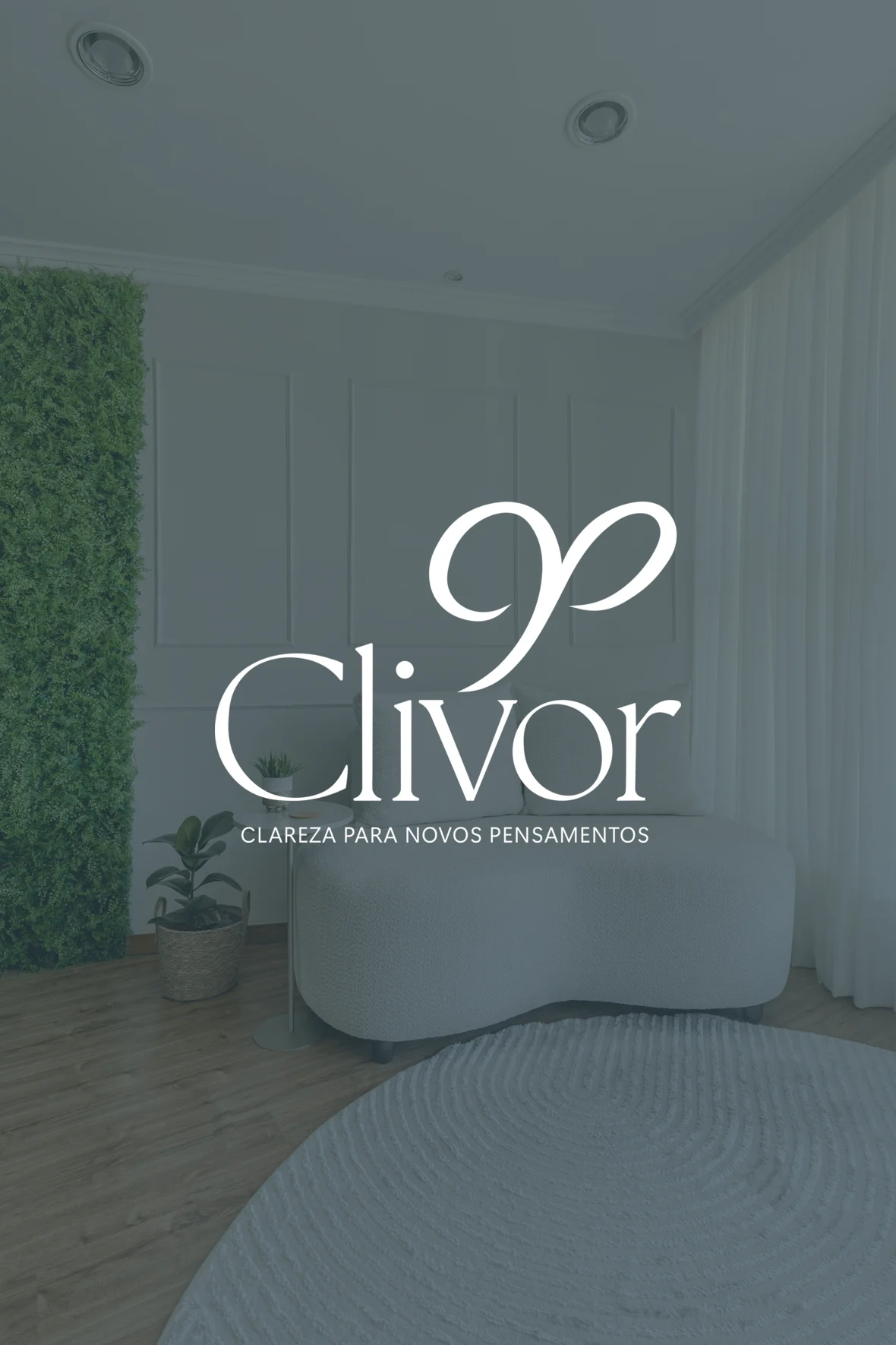 Logo da Clivor Psicologia sobre foto da sala de atendimento, com sofá e jardim vertical